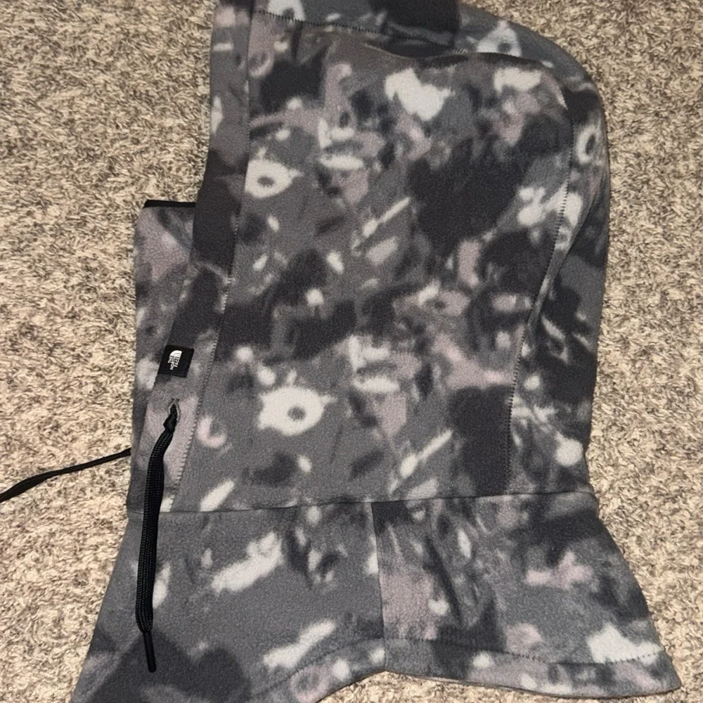 THE NORTH FACE' Whimzy Powder Hooded Fleece Neck Gaiter scattershot gray camo